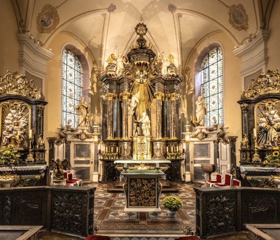 Altarbereich Pfarrkirche St. Nikolaus, &copy; Tourist-Information Hocheifel-N&uuml;rburgring