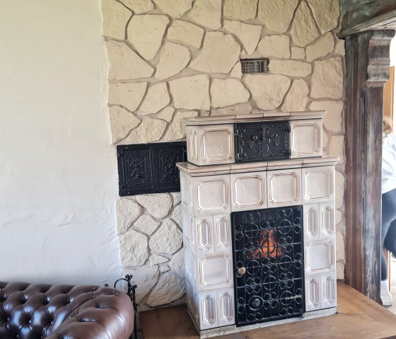 Westerncottage Wohnraum Kachelofen, &copy; Hoffmann, Western Cottage Hocheifel