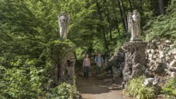Entrance to the Adenauer Way of the Cross with two stone angels, © kappest
