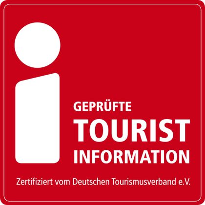 A red sign with the white symbol for tourist information. It indicates certified tourist information and is certified by the German Tourism Association e.V.