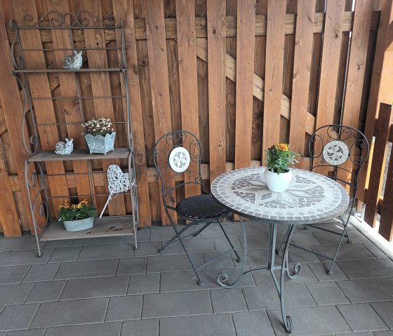 Gartenm&ouml;bel vor der Wohnung, &copy; Ferienwohnung Eifelzeiten,Gossen