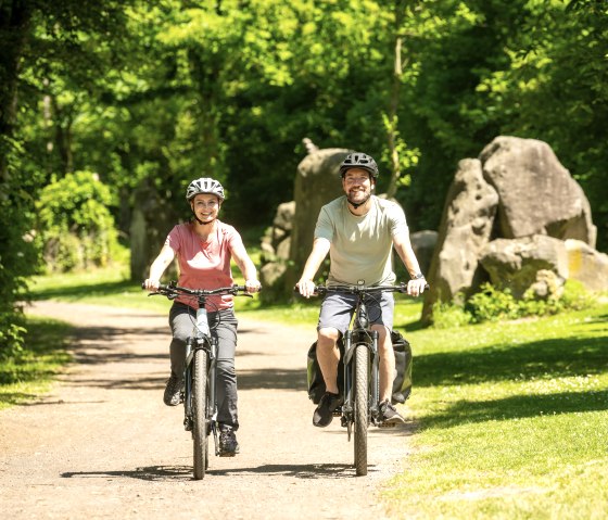 La piste cyclable du parc volcanique passe par le Nettepark avec des sculptures, © Eifel Tourismus GmbH, Dominik Ketz