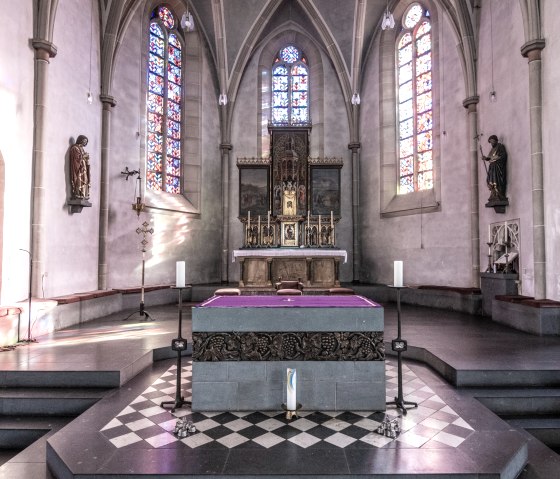 Gotische Kirche mit Altar, bunten Glasfenstern und hohen Gew&ouml;lbedecken. Der Raum ist ruhig und lichtdurchflutet., &copy; Eifel Tourismus GmbH, Dominik Ketz