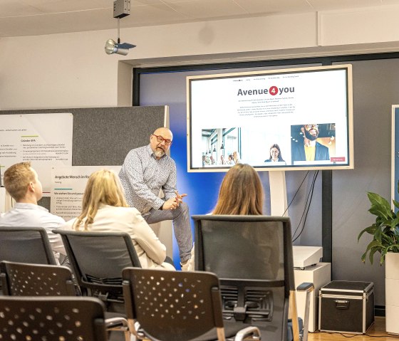 Meetingraum Diskussion Moderation, &copy; Werner Wischnewski Fotograf Marc van Elsen