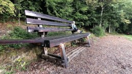 Wanderer auf der XXL Bank bei Müsch, © Daniela Schmitz, TI Hocheifel-Nürburgring