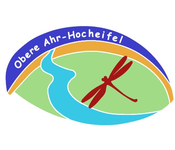 Logo des Naturschutzgro&szlig;projekts Obere Ahr Hocheifel mit einer stilisierten Libelle und einem Fluss auf gr&uuml;nem Hintergrund., &copy; Tourist-Information Hocheifel-N&uuml;rburgring