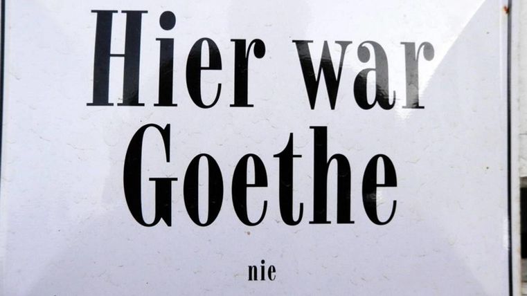 Een bord met de tekst "Hier was Goethe nooit". Het bord heeft een duidelijke lettertype op een witte achtergrond.