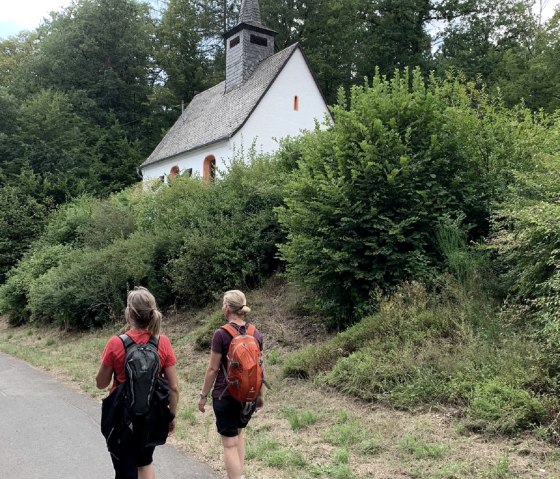 Wanderer unterhalb 24-Nothelfer-Kapelle Eichenbach, &copy; DanielaSchmitz,Tourist-Info Hocheifel-N&uuml;rburgring