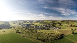 Vue sur le Kalvarienberg et Alendorf à l'étape 7 de l'Eifelsteig, © Eifel Tourismus GmbH, D. Ketz