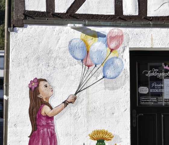 Auswand bemalt mit einem Kind mit Luftballons, in Adenau, &copy; TI Hocheifel-N&uuml;rburgring_Jonathan_Andrews