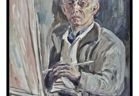 Selbstportr&auml;t von Kurt Gratzel, 1981. Ein &auml;lterer Mann mit Brille sitzt vor einer Staffelei. Gedenken an den Eifelmaler zum 100. Geburtstag., &copy; Verein f&uuml;r Heimatpflege Adenau e.V. | Kurt Gratzel