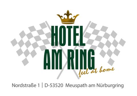 Ein Logo des Hotels "Am Ring" in Meuspath am Nürburgring. Es zeigt eine Krone und Schachbrettmuster, sowie die Adresse.