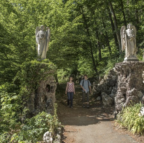 Eingang zum Adenauer Kreuzweg mit zwei Engel aus Stein, © TI Hocheifel-Nürburgring, Kappest