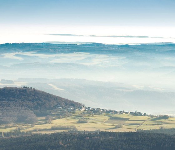 Luftbild vom Aremberg, hinten links die Nürburg, © eifelfoto.com