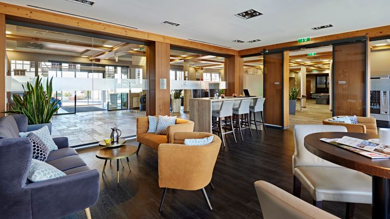 A modern and inviting lounge area with stylish furniture.
Large windows provide plenty of daylight and a pleasant atmosphere.