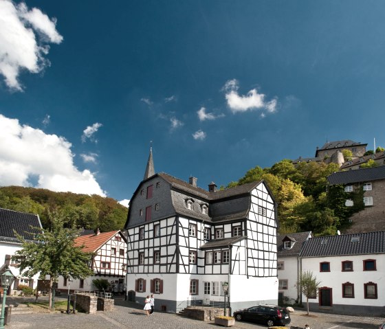 Ahr-Radweg : Vieille ville de Blankenheim avec le musée de l'Eifel, © Eifel Tourismus GmbH, Dominik Ketz