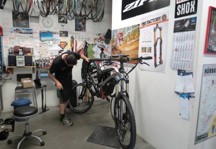 Radservice  bei Radsport Breuer, © Tourist-Information Hocheifel-Nürburgring