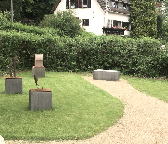 Garten mit Skulpturen, &copy; Michael Bauer