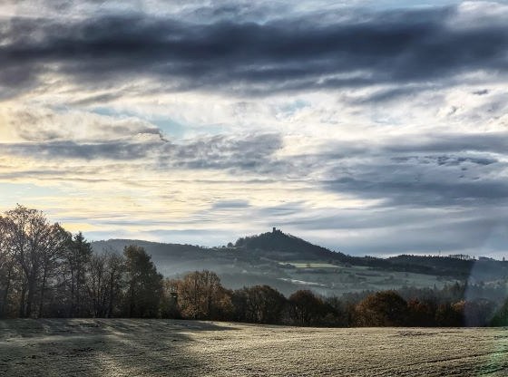 Winterfrost auf Wald und Wiesen mit Blick zur Burgruine N&uuml;rburg, &copy; Sebastian Schulte