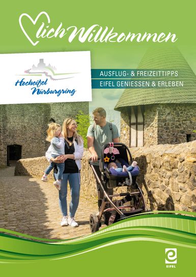Titelseite des Magazin Ausflugsziele in der Region Hocheifel Nürburgring. Es zeigt eine Familie auf einem Weg, ein Kinderwagen wird geschoben, ein Kind läuft daneben, im Hintergrund eine alte Steinmauer, Natur und grüner Gestaltungselemente