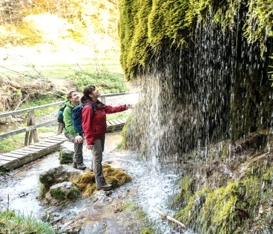 Rafraîchissement à la cascade de Dreimühlen sur le sentier de l'Eifel, © Eifel Tourismus GmbH, D. Ketz