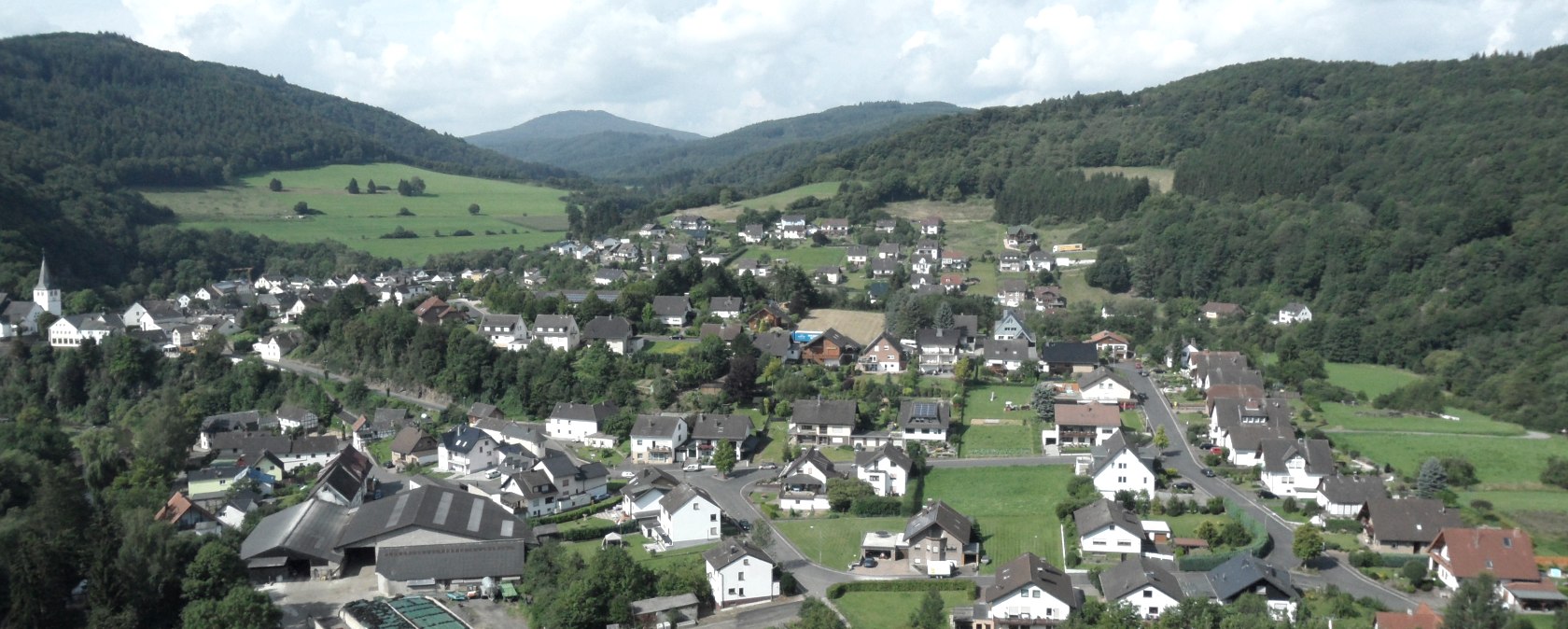Vue a&eacute;rienne de Schuld dans la haute vall&eacute;e de l'Ahr, &copy; Gerd Spitzlay