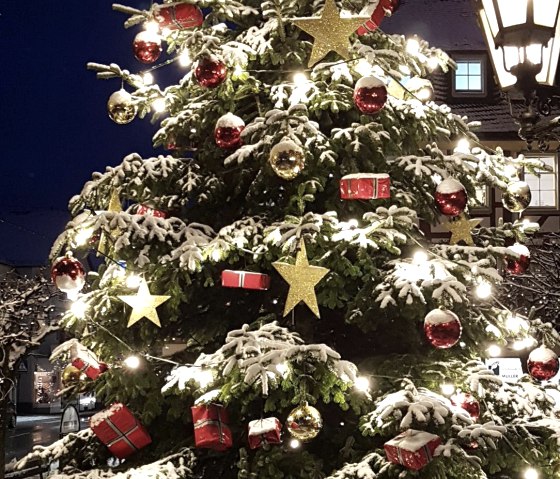 Weihnachtsbaum_MarktAdenau, © Tourist-Information Hocheifel-Nürburgring