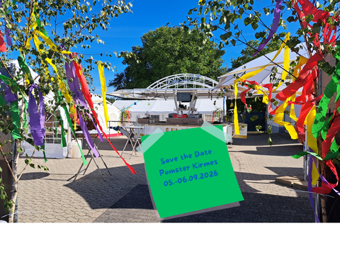 Ein festlich dekorierter Platz mit bunten Bändern und einem großen Zelt. Eine Einladung zur Pomstter Kirmes am 05.-06.09.2026 ist deutlich sichtbar.