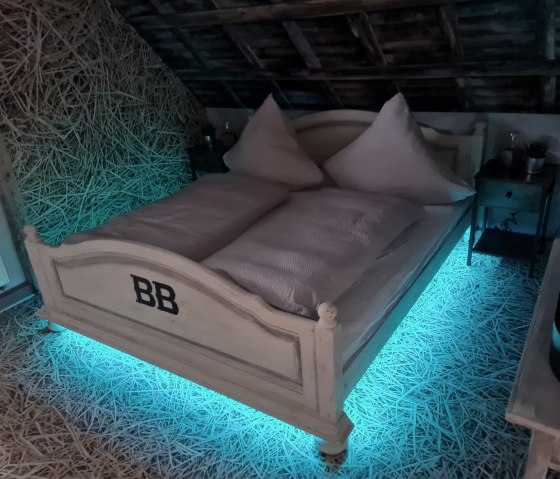 Schlafzimmer "Stall" indirekte Beleuchtung 2, &copy; Hoffmann, Western Cottage Hocheifel