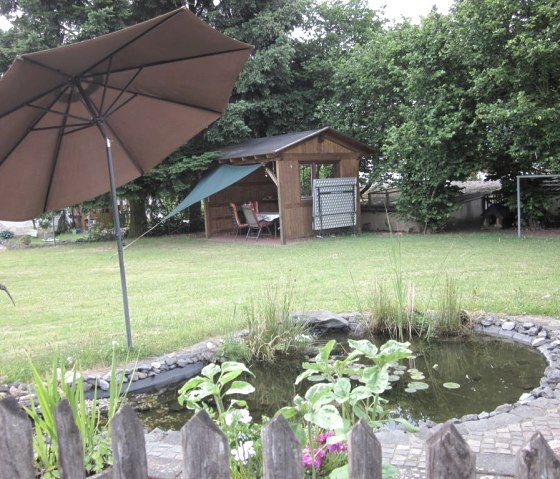 Teich im Garten, &copy; Maria Dorsch