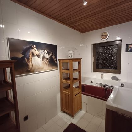 La chambre double dispose d'une grande salle de bains avec douche et baignoire.