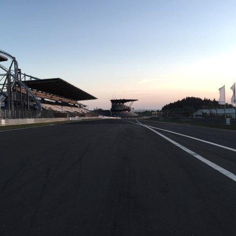Grand-Prix-Strecke im  Sonnenuntergang, &copy; Sebastian Schulte