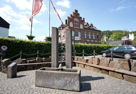Sitzgelegenheit am Zunftbrunnen, © Tourist-Information Hocheifel-Nürburgring