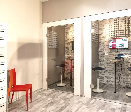 Beide Gespr&auml;chsboxen von au&szlig;en, &copy; Werner Wischnewski Fotograf Marc van Elsen