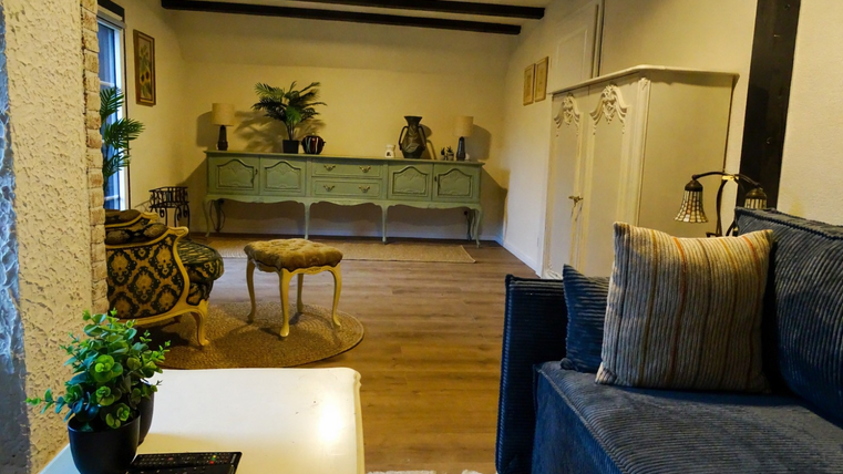 Un espace de vie confortable avec un canapé et un Smart TV et un accès au balcon