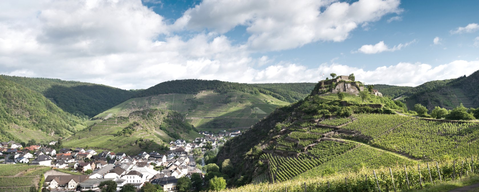 View of the Saffenburg castle in Mayschoß, © Ahrtaltourismus, Dominik Ketz