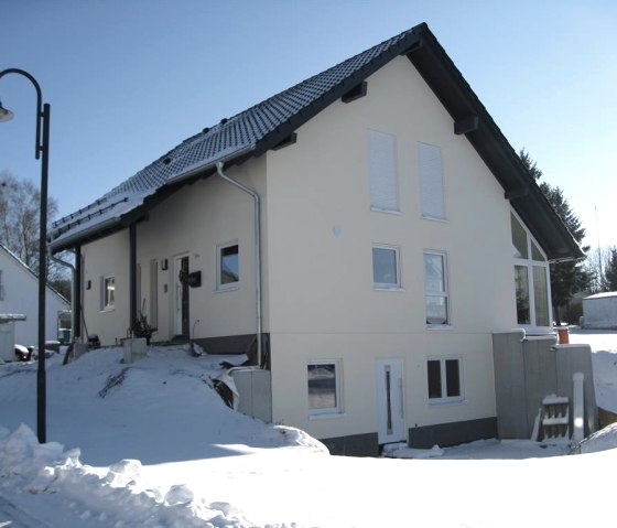 Au&szlig;enansicht mit Eingang Fewo, &copy; FeWo M&ouml;nig