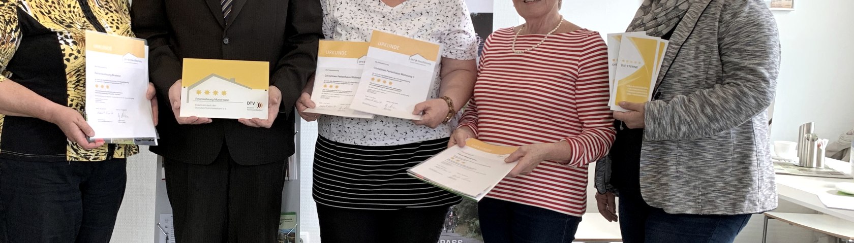 Ausgezeichnet wurden die Ferienwohnungen in Christines Ferienhaus im Wimbach mit 4 &amp; 3 Sternen. Das G&auml;stehaus Claudia in M&uuml;llenbach mit 3 Sternen. Die Ferienwohnung Brenner in Fuchshofen mit 3 Sternen und das Ferienzimmer im Haus Magdalena in Schuld mit 3 Sternen., &copy; Tourist-Information Hocheifel-N&uuml;rburgring