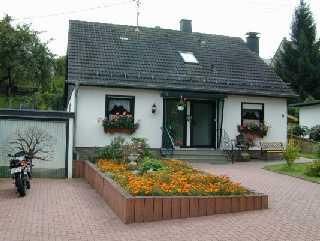 Een charmante eengezinswoning met een verzorgde voortuin. Kleurrijke bloemen en een gezellige sfeer nodigen uit om te verblijven.