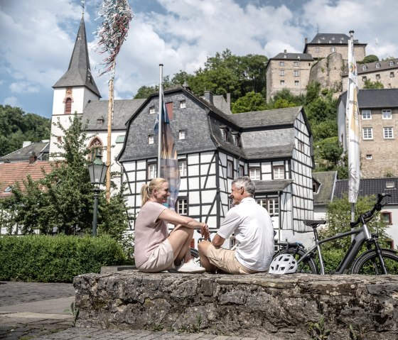 Piste cyclable de l'Ahr, halte dans le centre historique de Blankenheim, © Eifel Tourismus GmbH, Dennis Stratmann
