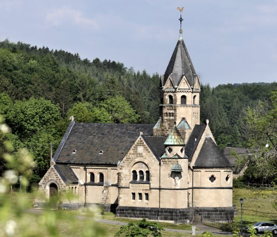 Die Kirche in Mirbach auf der Etappe 8 des Eifelsteigs, © Jochen Rüffer